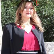 Neolaureata in lingue, con esperienza come maestra di scuola dell'infanzia